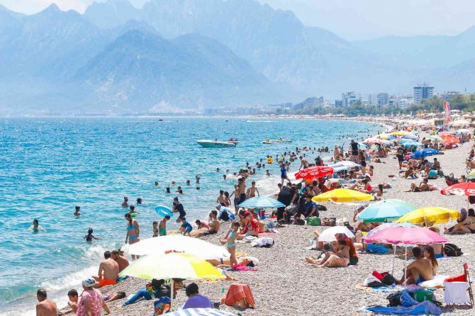 Gök Gürültülü Sağanak Beklenen Antalya’da, Güneşi Gören Sahile Koştu