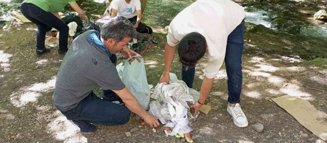 Yüksekovalı Dağcılardan Dağlarda Çöp Temizliği