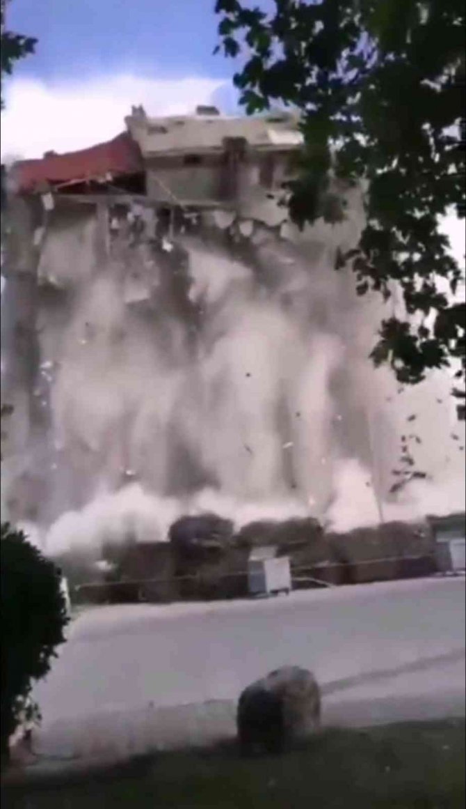 İ̇zmir’de Paniğe Yol Açan Yıkım: O Anlar Kamerada