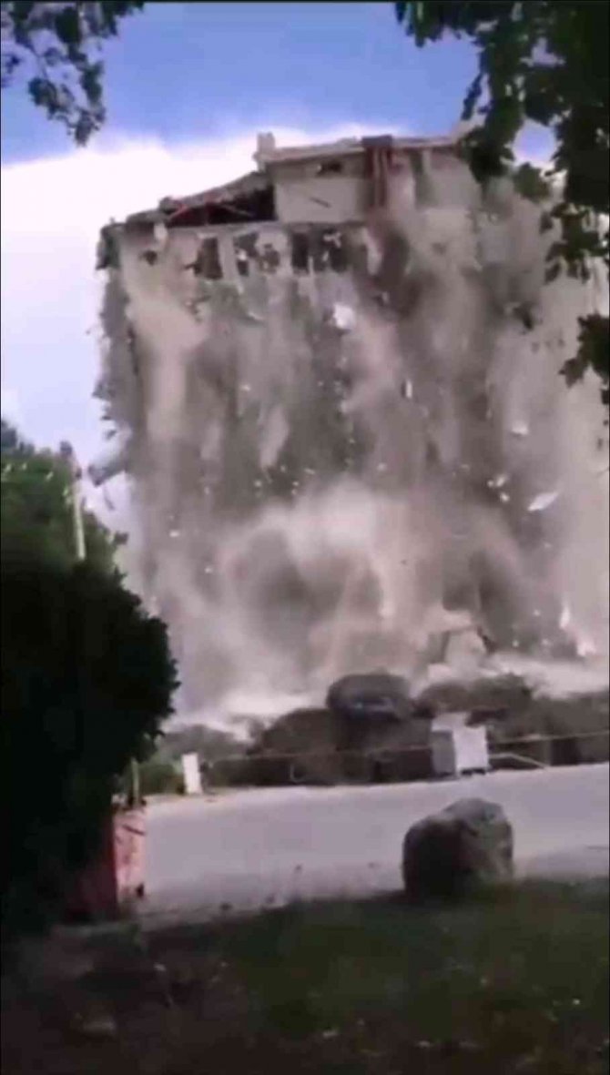 İ̇zmir’de Paniğe Yol Açan Yıkım: O Anlar Kamerada