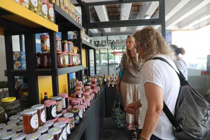 Üreten Kadınların Ürünleri Müşterilerle Buluştu