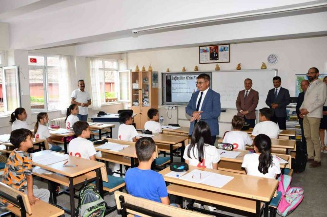 Vali Gürel Öğrencilerin Davetini Kırmadı, Okullarında Ziyaret Etti