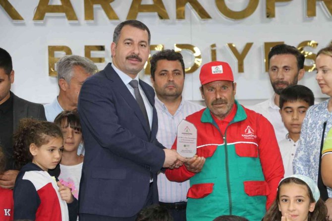 Çevreye Duyarlı Miniklerin Ellerini Öptü
