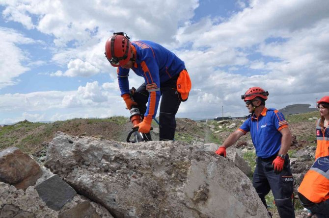 Kars’ta Nefesleri Kesen Deprem Tatbikatı
