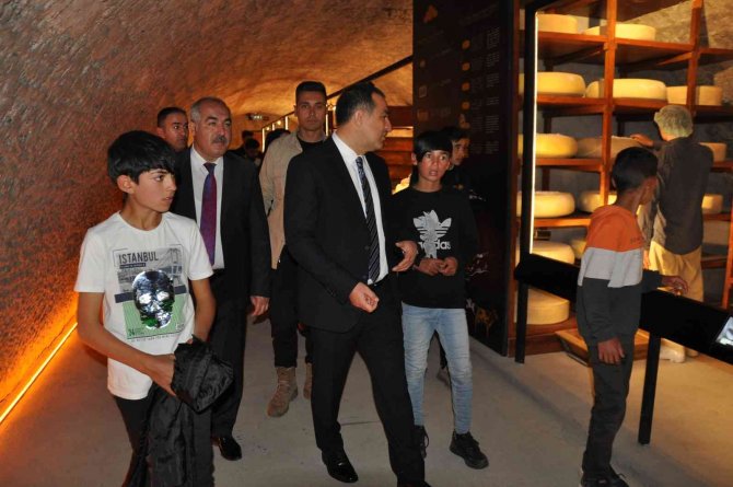 Kars’ta Öğrenciler Peynir Müzesi’ni Gezdi