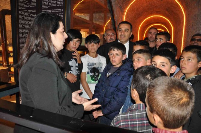 Kars’ta Öğrenciler Peynir Müzesi’ni Gezdi
