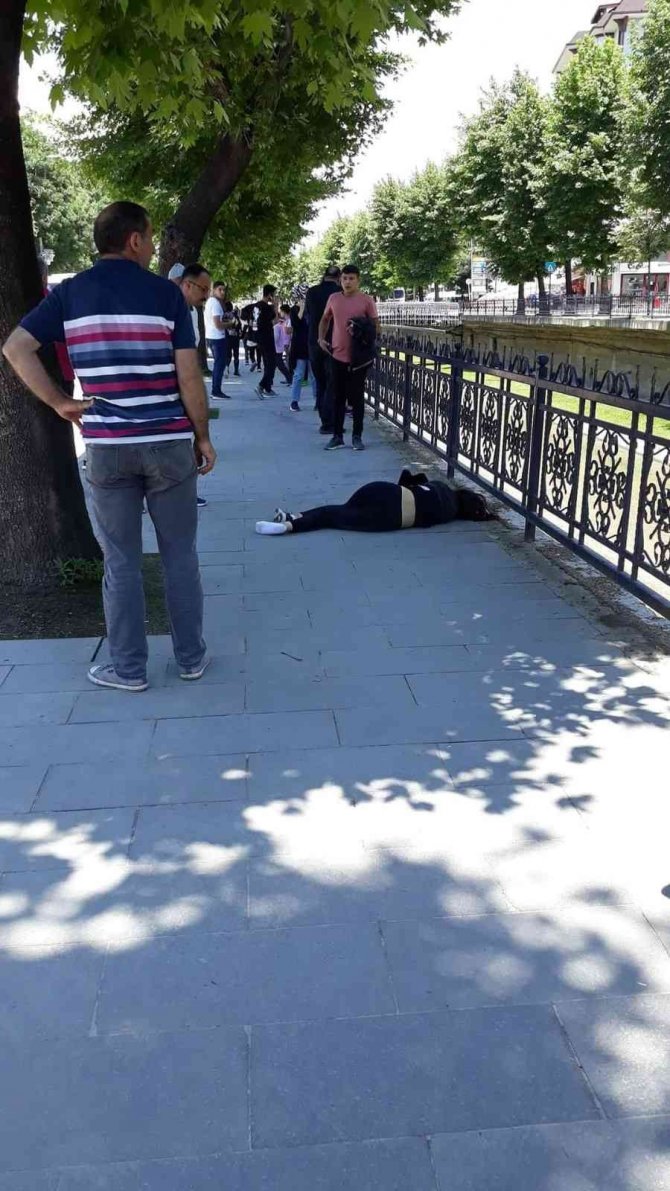 Karşıya Geçmek İsteyen Öğrenciye Otomobil Çarptı