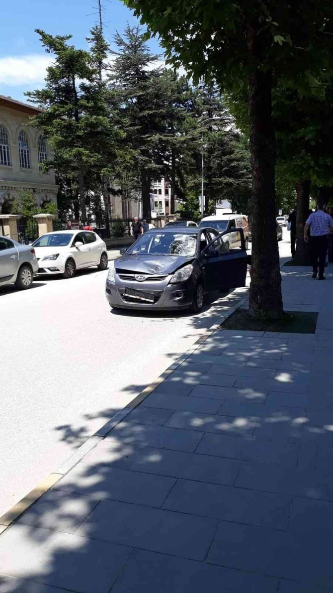 Karşıya Geçmek İsteyen Öğrenciye Otomobil Çarptı
