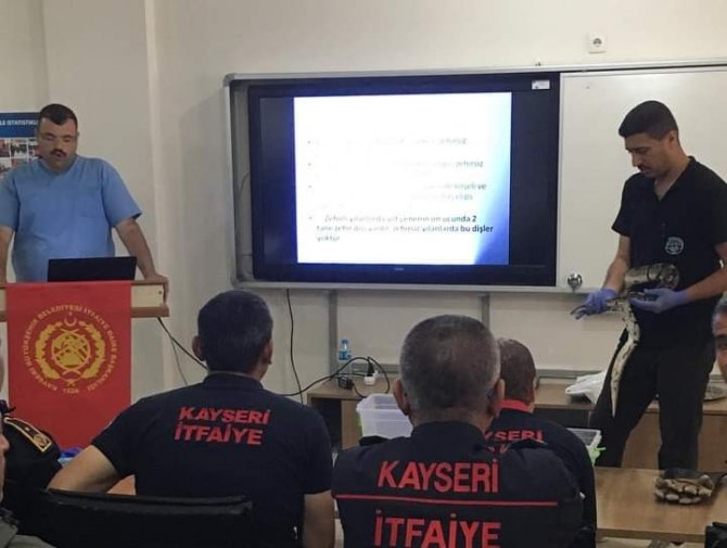 İ̇tfaiye Erlerine Yılanlı Eğitim