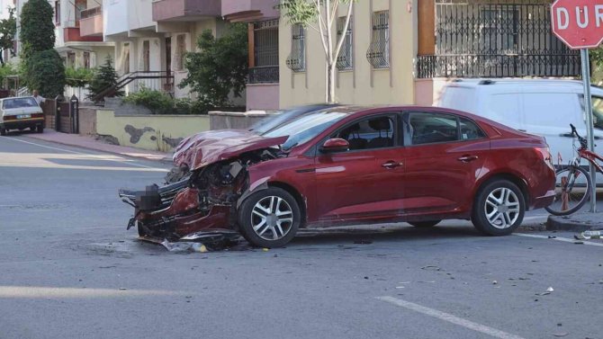 Kayseri’de 2 Otomobil Çarpıştı, 5 Kişi Yaralandı