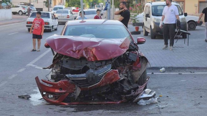 Kayseri’de 2 Otomobil Çarpıştı, 5 Kişi Yaralandı