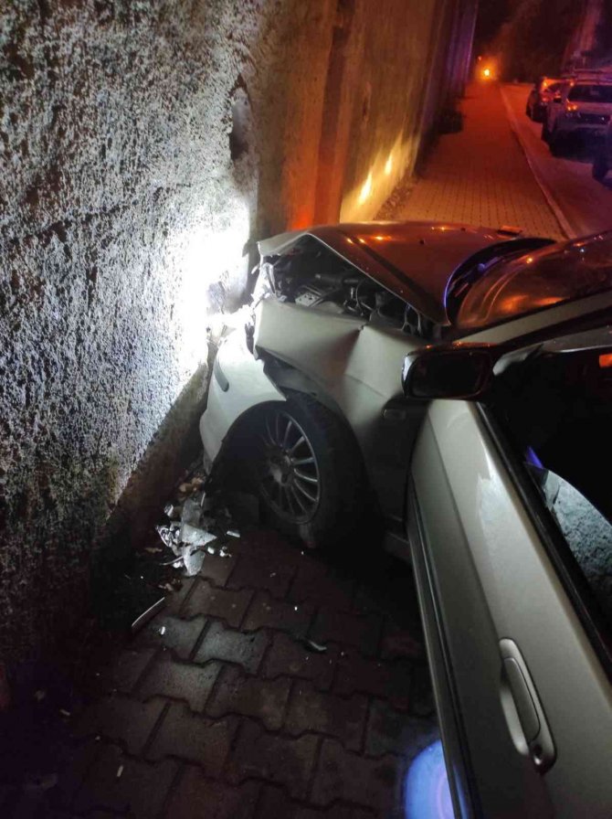 Polisin "Dur" İhtarına Uymayınca Duvara Çarptı