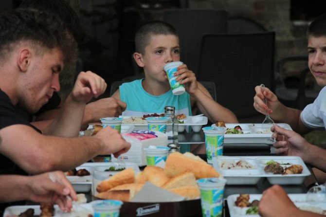 Kırkpınar Öncesi Minik Pehlivanlara Edirne Esnafından Moral Yemeği