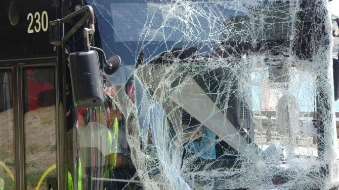 Belediye Otobüsü İle Tanker Çarpıştı, 11 Yolcu Yaralandı