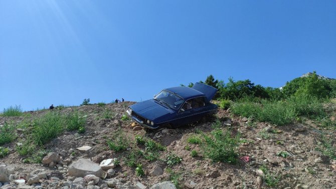 Kapının Önüne Park Edilen Otomobil Dik Rampadan Yol Kenarına Uçtu
