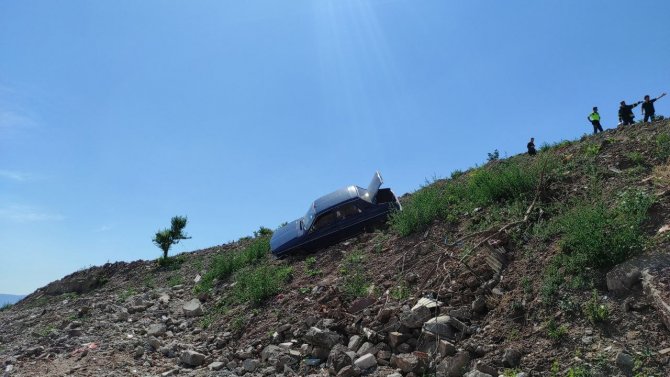 Kapının Önüne Park Edilen Otomobil Dik Rampadan Yol Kenarına Uçtu