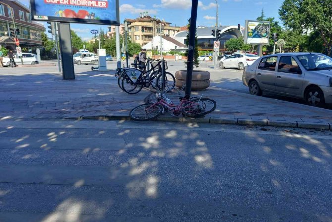Hırsızlıktan Aranan Şüpheli Kendisini Durduran Polise Bıçakla Saldırdı