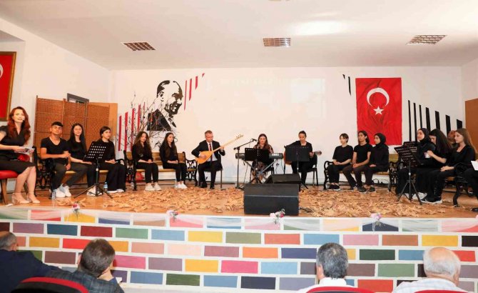 Öğrencilerden Şiir Ve Türkü Dolu Etkinlik
