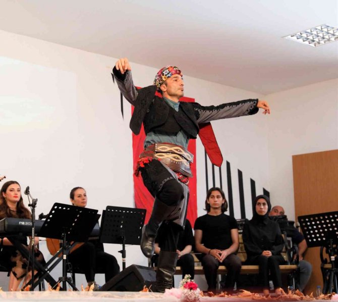 Öğrencilerden Şiir Ve Türkü Dolu Etkinlik
