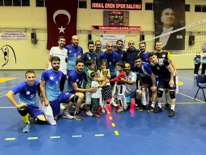 Voleybol Turnuvasının Şampiyonu Güroymak Milli Eğitim Müdürlüğü