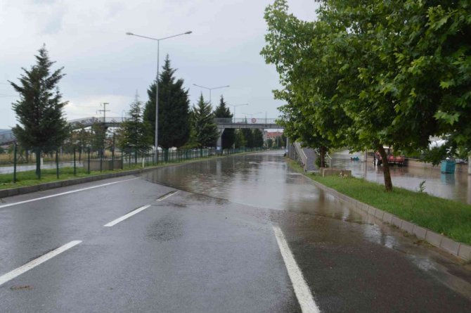 Kütahya’da Yağış Nedeniyle Cadde Ve Sokaklarda Su Baskını Yaşandı