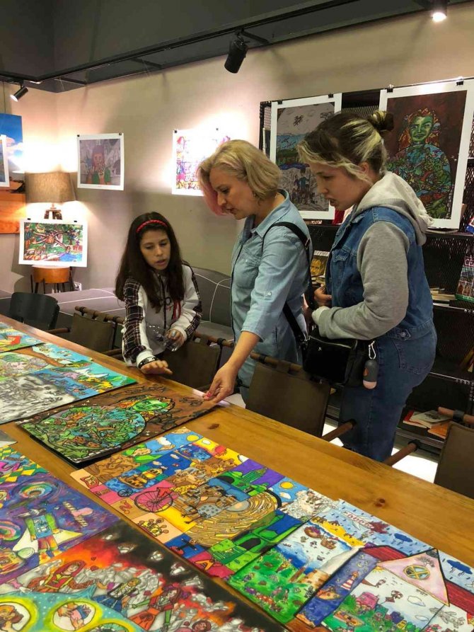 Minik Ressam Azra Saka İlk Kişisel Sergisini Açtı