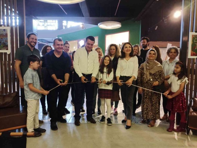 Minik Ressam Azra Saka İlk Kişisel Sergisini Açtı