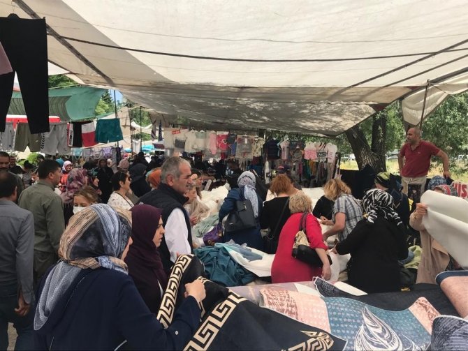 Uygun Fiyata Giyinmek İsteyenler Çarşamba Pazarı’nın Yolunu Tuttu