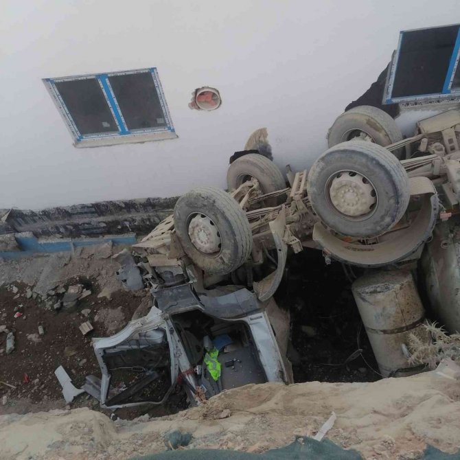 Manevra Yapan Beton Mikseri Devrildi