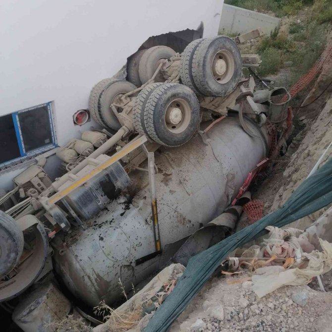 Manevra Yapan Beton Mikseri Devrildi