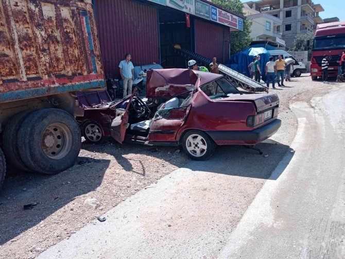 Tıra Çarpan Otomobilin Sürücüsü Yaralandı