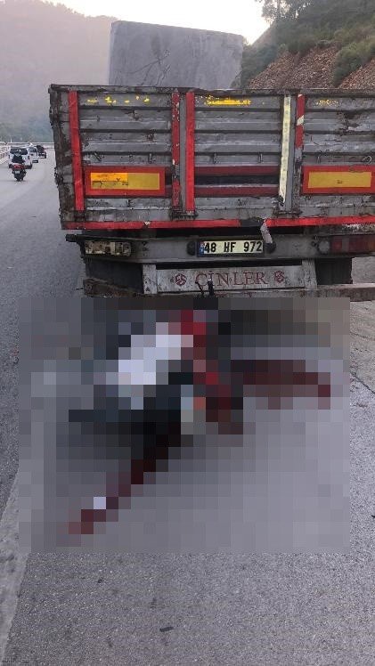 Park Halindeki Tır Dorsesine Çarpan Motosiklet Sürücüsü Hayatını Kaybetti