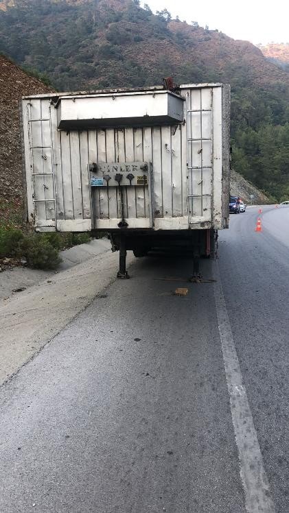 Park Halindeki Tır Dorsesine Çarpan Motosiklet Sürücüsü Hayatını Kaybetti