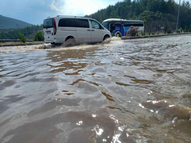 Muğla’da Yaz Yağmuru Su Birikintisine Sebep Oldu