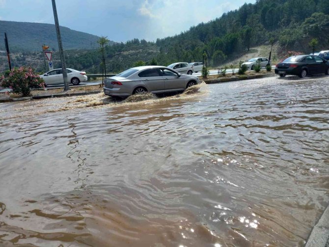 Muğla’da Yaz Yağmuru Su Birikintisine Sebep Oldu