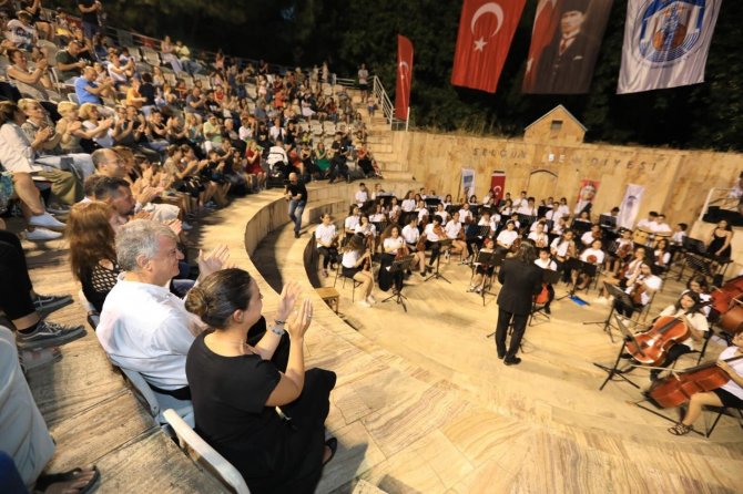 Narlıdere Çocuk Senfoni Orkestrası Selçuk’ta Dinleyenleri Mest Etti