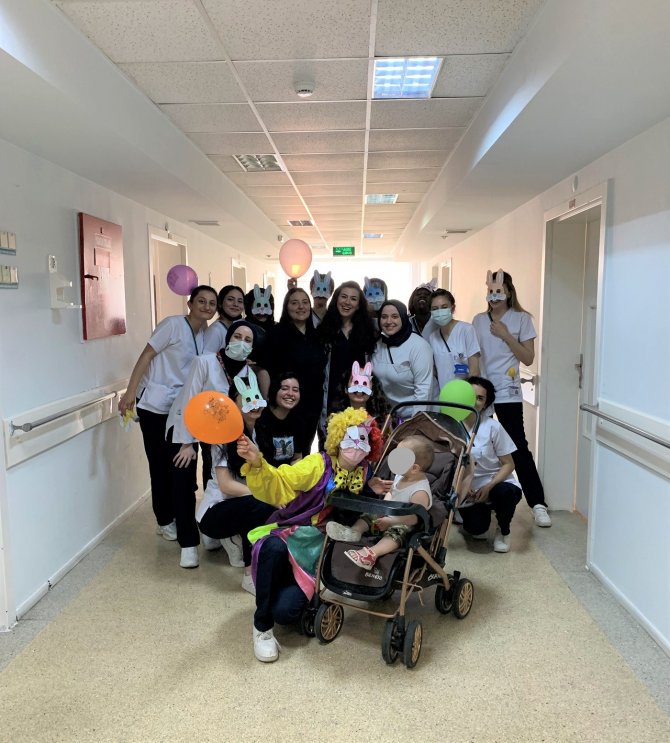 Ebelik Bölümü Öğrencilerinden Hastanede Yatan Çocuklarla Moral