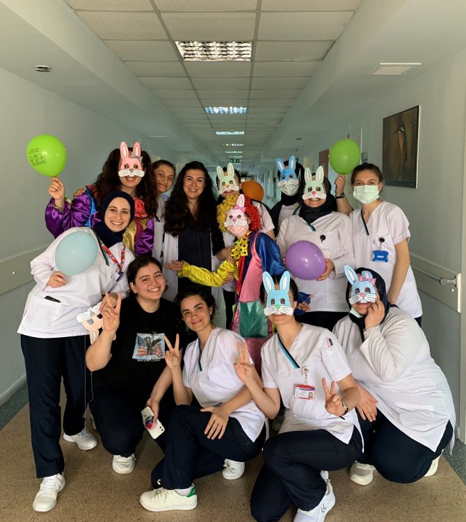 Ebelik Bölümü Öğrencilerinden Hastanede Yatan Çocuklarla Moral