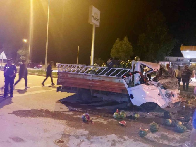 Osmaneli’de Kamyonet Kaza Yaptı, Karpuzlar Yola Saçıldı
