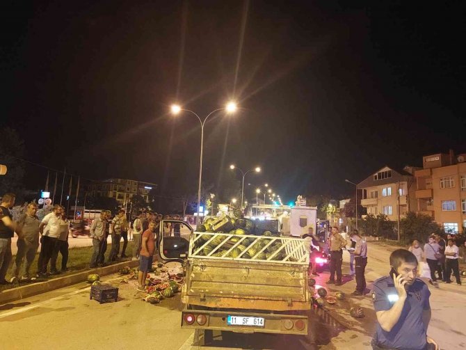Osmaneli’de Kamyonet Kaza Yaptı, Karpuzlar Yola Saçıldı