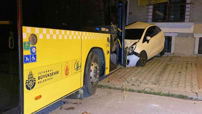 Sancaktepe’de Ehliyetsiz Görevli Yıkamak İçin Aldığı İ̇ett Otobüsüyle Sokağa Daldı: Bir Otomobil Hurdaya Döndü