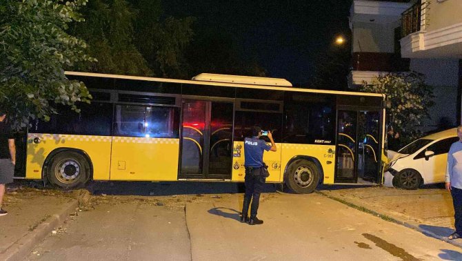 Sancaktepe’de Ehliyetsiz Görevli Yıkamak İçin Aldığı İ̇ett Otobüsüyle Sokağa Daldı: Bir Otomobil Hurdaya Döndü