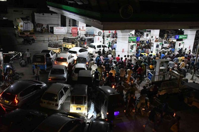 Pakistan’da 20 Gün İçinde Akaryakıta 3’üncü Zam