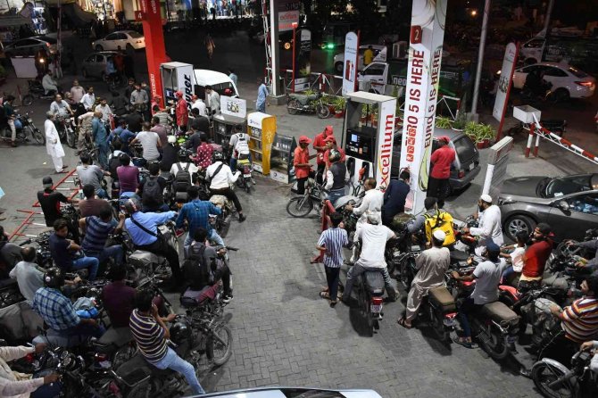 Pakistan’da 20 Gün İçinde Akaryakıta 3’üncü Zam