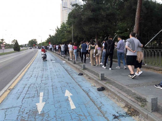 Samsun’da Yüzlerce Metrelik Konser Kuyruğu