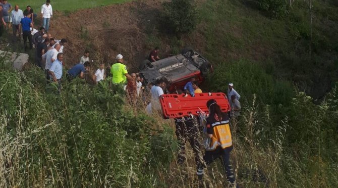 Çarpışan İki Otomobil Dere Yatağına Yuvarlandı: 6 Yaralı