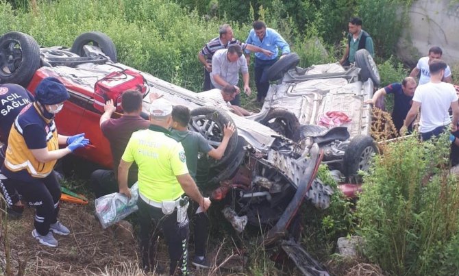 Çarpışan İki Otomobil Dere Yatağına Yuvarlandı: 6 Yaralı