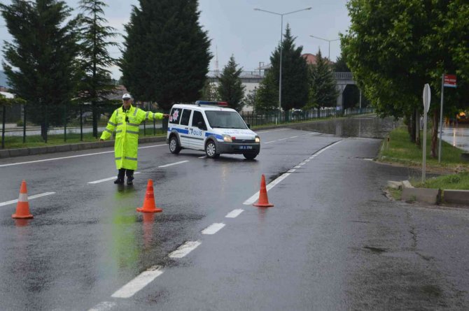 Kütahya’da Yağış Nedeniyle Cadde Ve Sokaklarda Su Baskını Yaşandı