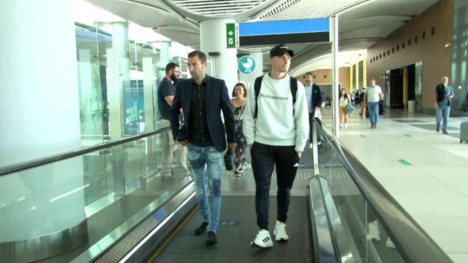Trabzonspor’un Yeni Transferleri Larsen Ve Doğucan, İ̇stanbul’a Geldi