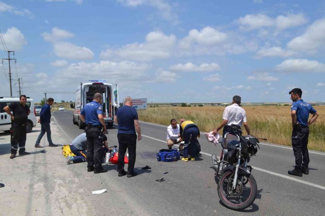 Çorlu’da Motosiklet Kamyonetle Çarpıştı: 2 Yaralı
